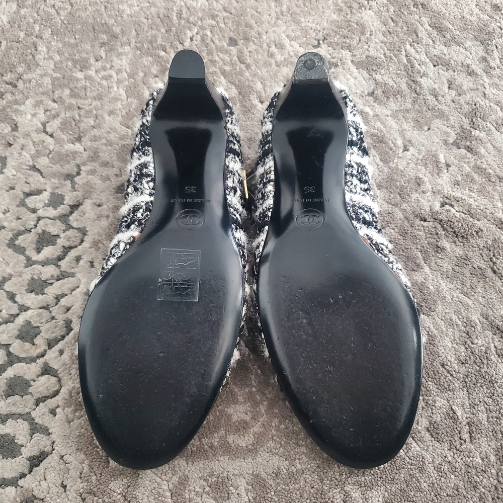 Chanel Black/White Tweed Mary Jane Cap Toe Pumps 35 - Picture 12 of 12